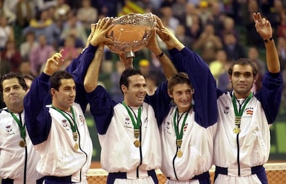 Duarte, Costa, Corretja, Ferrero y Balcells levantan la ‘Ensaladera’, el 10 de diciembre de 2000 en el Sant Jordi. / DENIS DOYLE (AP)