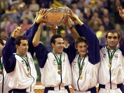 Duarte, Costa, Corretja, Ferrero y Balcells levantan la ‘Ensaladera’, el 10 de diciembre de 2000 en el Sant Jordi. / DENIS DOYLE (AP)