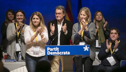 Arrur Mas, escoltado por Marta Pascal y Neus Munté, en el acto de su despedida.