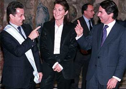 Nicolas y Cécilia Sarkozy, junto a José María Aznar, ayer, en el palacio de la Moncloa. 

/ MIGUEL GENER