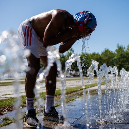 FOTODELDÍA BERLÍN (Alemania), 02/07/2025.- Un peatón en una fuente pública se vierte agua en la cara en un día caluroso en Berlín, Alemania, este miércoles. El Servicio Meteorológico Alemán advierte de una ola de calor con temperaturas que alcanzarán los 38 grados Celsius en gran parte del país. EFE/ Clemens Bilan