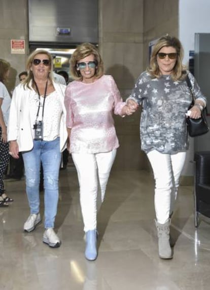 Teresa Campos con sus dos hijas, Carmen y Terelu.