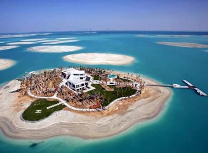 Vista aérea de una mansión construida sobre una isla artificial, a ocho kilómetros de la costa de Dubai.