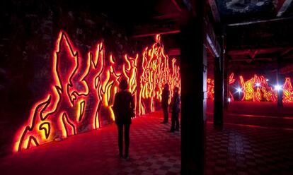 Una de las esculturas de la exposición 'Los Carpinteros', en Matadero