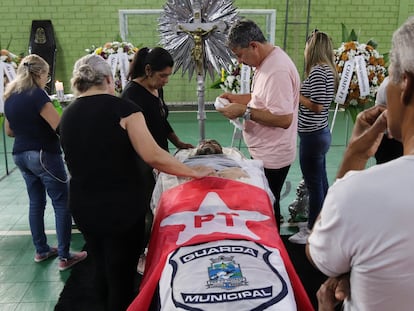 Allegados de Marcelo Arruda, partidario de Lula da Silva asesinado por un bolsonarista, lloran frente a su ataúd, el pasado 10 de julio.