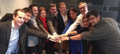 Albert Rivera, en el centro, y su equipo durante la campaña.