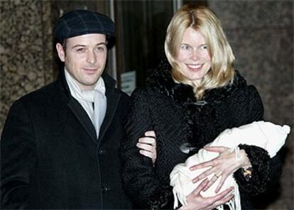 Claudia Schiffer, acompañada de su marido Matthew Vaughn, con su hijo Casper en brazos.