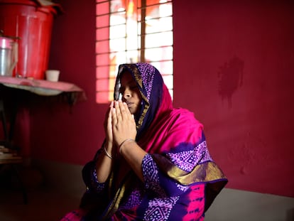 Monowara Begum reza en una pequeña habitación del burdel de Kandapara, en Tangail.