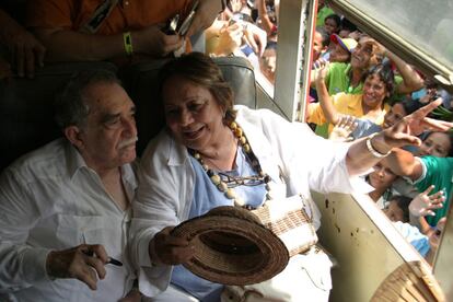 Gabriel García Márquez conversa com sua esposa Mercedes depois de sua chegada a Aracataca, Colômbia, em 30 de maio de 2007.