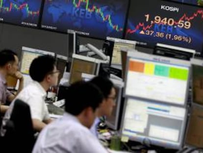 Agentes de Bolsa de Corea del Sur trabajan frente a sus monitores. EFE/Archivo