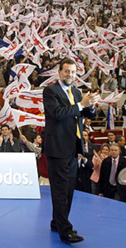 Mariano Rajoy aplaude a los asistentes.