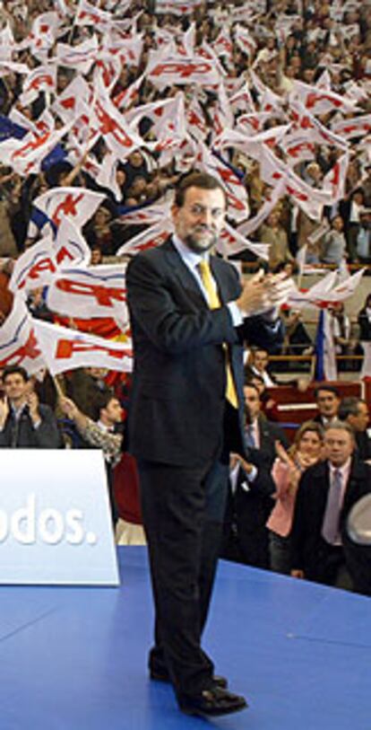 Mariano Rajoy aplaude a los asistentes.