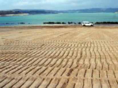 Playa del mayor lago artificial de Europa en As Pontes (A Coruña).