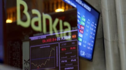 Panel de información sobre la prima de riesgo y cotización de Bankia en la Bolsa Madrid