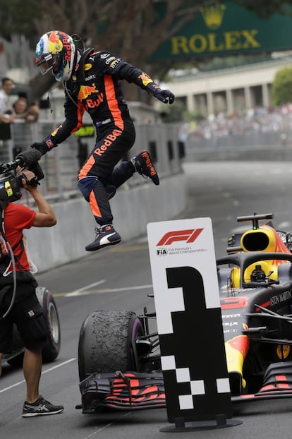 El piloto de Red Bull Daniel Ricciardo salta de su coche tras ganar el GP de Mónaco, el 27 de mayo de 2018.