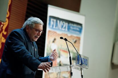 El director de la Feria del Libro, Manuel Gil, interviene en la presentación de la 80.ª edición del evento, que se celebrará del 10 al 26 de septiembre en El Retiro.