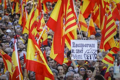 Manifestante muestra un cartel a favor de las elecciones autonómicas del 21 de diciembre.