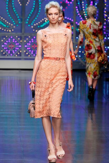 A los vestidos de guipur de Dolce & Gabbana también les ha salido algún clon.