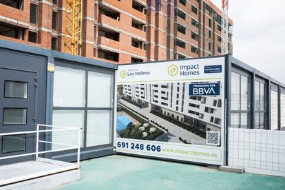 
Contenedor con la imagen del nuevo complejo residencial que se va a construir en el Quiñón más de 15 años después. 
