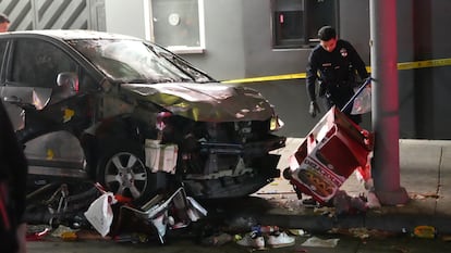 El vehículo se ha quedado parado en la acera tras embestir a una multitud, en Los Angeles, este sábado.