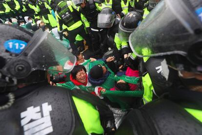 Policía antidisturbios cargan contra manifestantes que bloquean la carretera en Seongju (Corea del Sur).