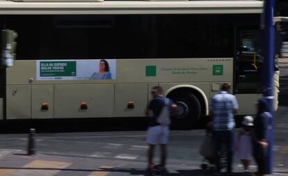 Un autobús en Sevilla con la publicidad de la Junta contra la violencia de género.