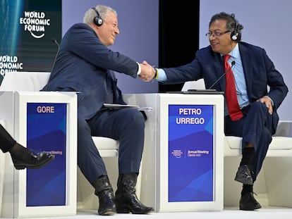 El exvicepresidente de Estados Unidos, Al Gore, junto al Presidente de Colombia, Gustavo Petro, en el Foro Económico Mundial, en Davos, Suiza, el 18 de enero de 2023.