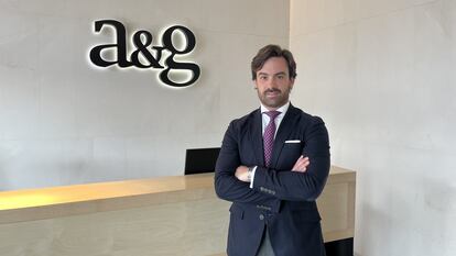 Borja Álvarez se une a A&G como nuevo director de distribución de los fondos New Capital, la gama de fondos UCITs de la gestora EFG Asset Management. Llega a la firma procedente de Trea Asset Management, donde desempeñó el cargo de director de cuentas desde 2022. Anteriormente, también trabajó en el desarrollo de negocio de entidades como Novo Banco Gestión, Espirito Santo Gestión o Cecabank. Es licenciado en Derecho por la Universidad Complutense.