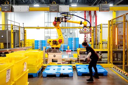 Un robot apila contenedores en un almacén de Amazon en Eastvale, California, el 31 de agosto de 2021.