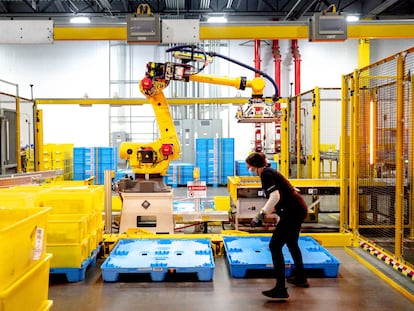 Un robot apila contenedores en un almacén de Amazon en Eastvale, California, el 31 de agosto de 2021.