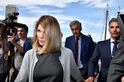 Loughlin y su marido dejan un tribunal federal tras escuchar los cargos en su contra en Boston, el 27 de agosto de 2019.