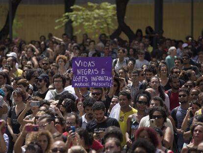 Manifestantes protestam contra assassinatos de Marielle Franco e Anderson Gomes diante da Câmara Municipal do Rio. 