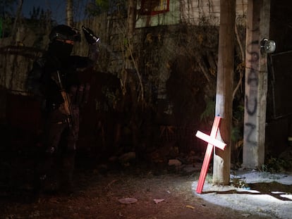 Un policía en la colonia Pelavacas, donde dos agentes de la Policía Municipal de Celaya fallecieron tras un enfrentamiento el 1 de febrero.