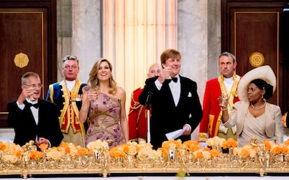 El rey Guillermo de Orange y la reina Máxima brindan en una cena para 150 holandeses en el 50º cumpleaños del monarca, el 28 de abril de 2017, en el palacio real de Ámsterdam.