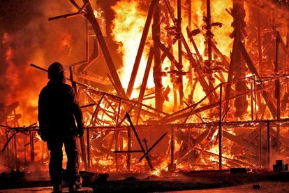 Un bombero observa la Cremà de las Fallas de Valencia.