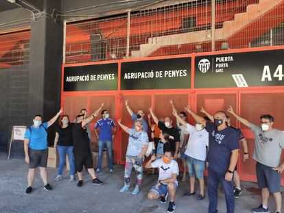 Miembros de l’Agrupació de Penyes del Valencia, a las puertas de su antiguo local en Mestalla.