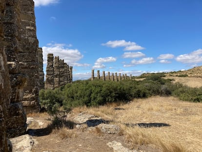 Pilares del acueducto de Los Bañales.