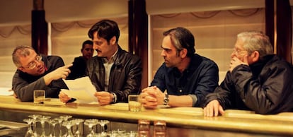Desde la izquierda, Daniel Monzón da indicaciones durante el rodaje de 'Yucatán' a Rodrigo de la Serna, Luis Tosar y Joan Pera.