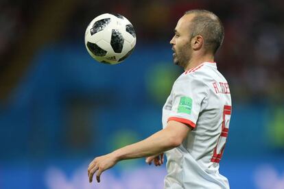 Iniesta controla el balón durante el partido contra Irán.