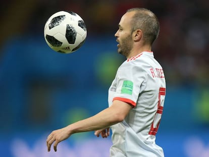 Iniesta controla el balón durante el partido contra Irán.