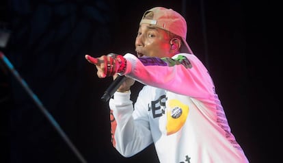 El cantant Pharrell Williams, de N.I.R.D, durant la seva actuació.