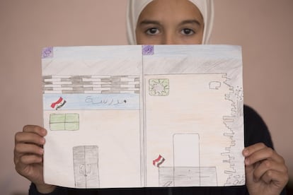 Seedra tiene 12 años y vive en el vecindario Al-Mazzeh de Damasco. Su dibujo retrata una imagen de antes y después de su vieja escuela, en la zona rural de la capital, que hace casi dos años fue alcanzada por un proyectil, afortunadamente después de las clases. "Estaba tan asustada porque nuestra casa estaba justo enfrente del colegio, así que escuché la fuerte explosión y vi la destrucción", dice. "No quería volver allí nunca más".