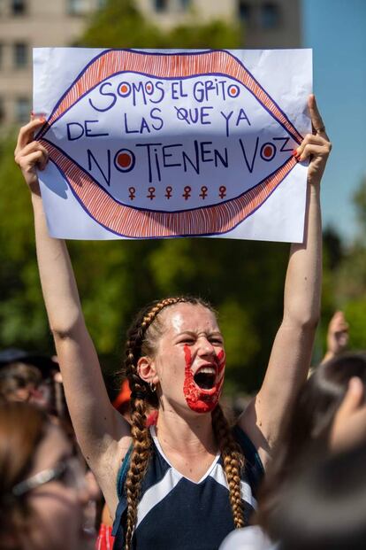 Una mujer sostiene un cartel durante la huelga nacional de mujeres en Santiago (Chile) relacionada con los actos del Día Internacional de la Mujer, que se celebró este domingo.
