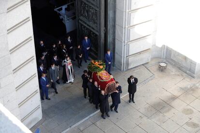 Los familiares de Francisco Franco, acompañados por el prior Santiago Cantera, portan el féretro con los restos mortales del dictador tras su exhumación.