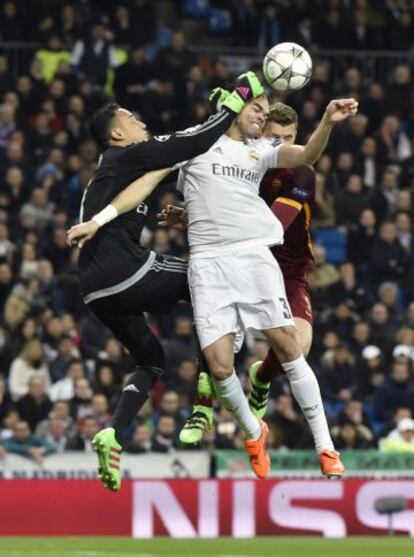 Navas despeja la pelota ante Pepe y Dzeko