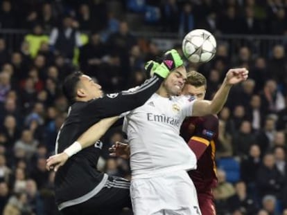 Navas despeja la pelota ante Pepe y Dzeko