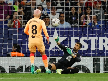 Fernando Pacheco despeja un remate de Antoine Griezmann durante el partido entre el Atlético de Madrid y el Espanyol, este miércoles.