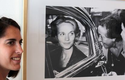 Una joven pasa junto a una fotografía de la actriz Eva Marie Saint, cuando asistió en 1959 al estreno en el Festival donostiarra de 'Con la muerte en los talones', de Hitchcock.