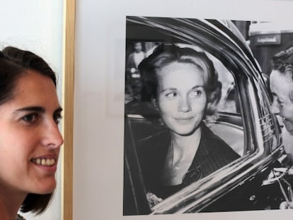 Una joven pasa junto a una fotografía de la actriz Eva Marie Saint, cuando asistió en 1959 al estreno en el Festival donostiarra de 'Con la muerte en los talones', de Hitchcock.