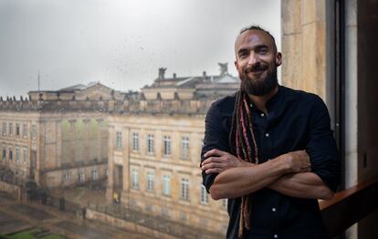 Daniel Carvalho, representante a la Cámara por Antioquia, en la ventana de su oficina en el Congreso, el pasado 19 de octubre.